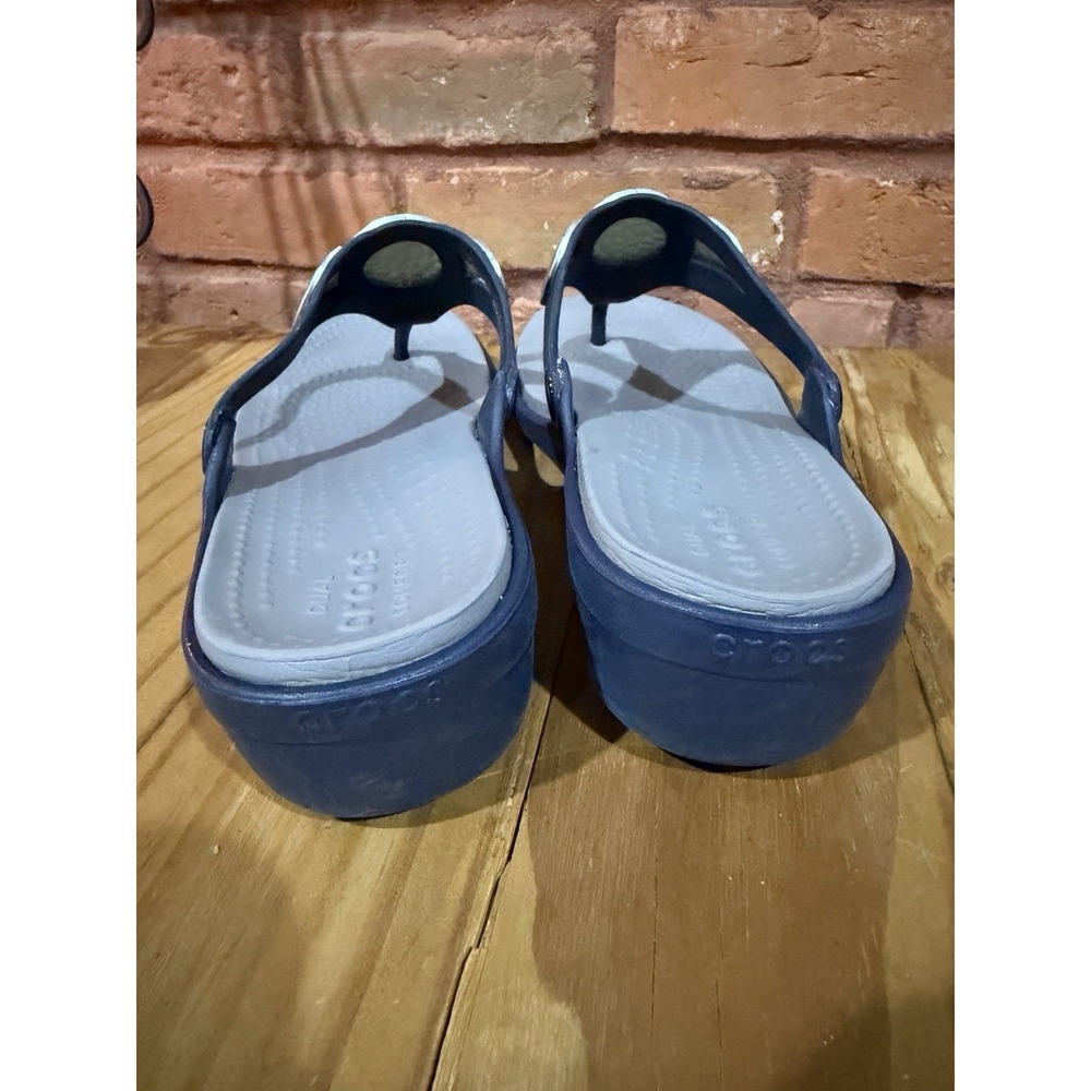CROCS Sanrah Women's 9 Silver Hammered Circle Rings BLUE Wedge Sandals - Picture 9 of 10